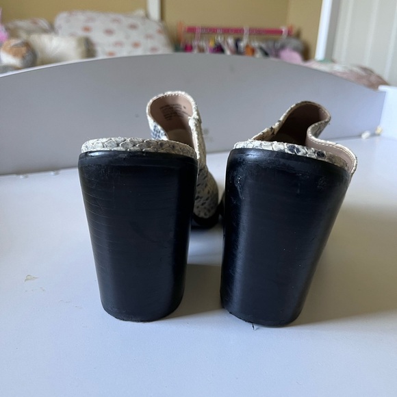 STEVE MADDEN REPTILE MULES -SIZE 9 - Picture 4 of 6